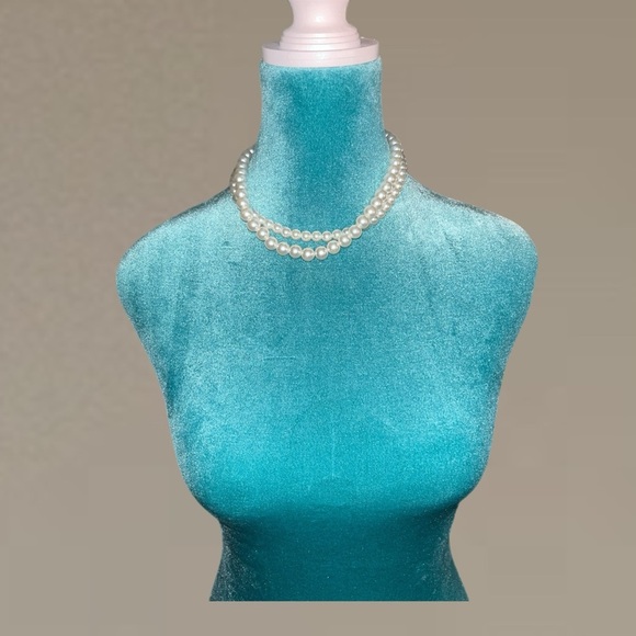 Jewelry - Elegant White Pearl Necklace